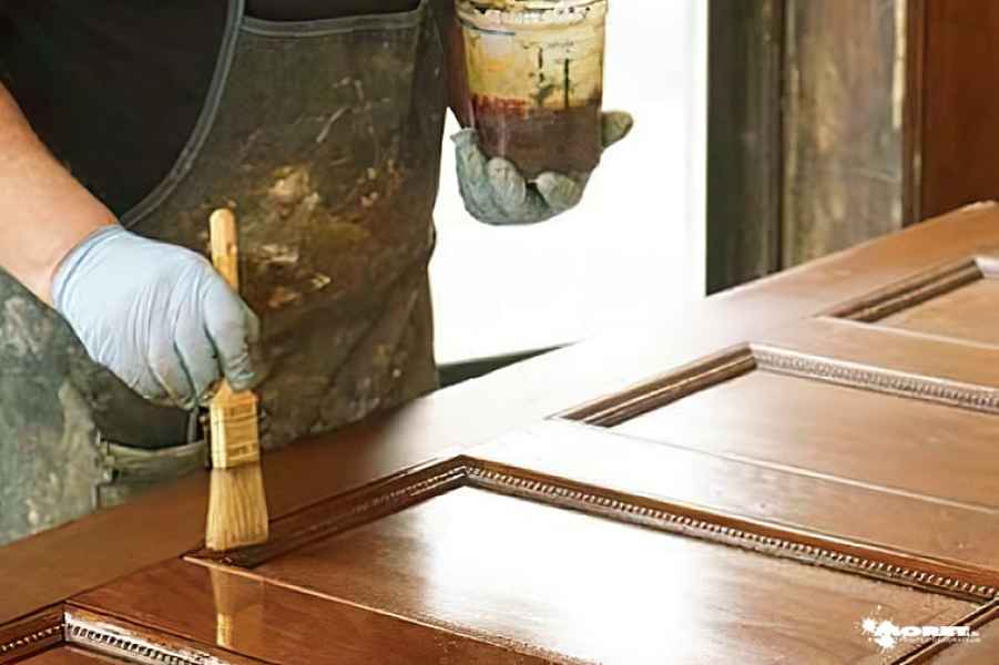 renovation vernis incolore porte bois renovation artisant decorateur moret