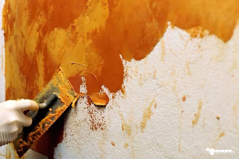 Application spatule enduit naturel chaux coloration ocre orange artisant peintre decorateur moret