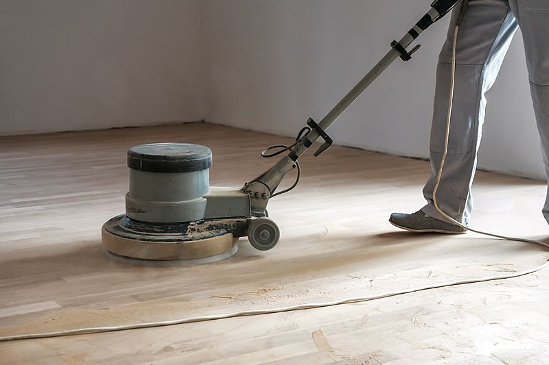 Rénovation d'un parquet massif - Utilisation d'une ponceuse circulaire - Artisan peintre décorateur Moret