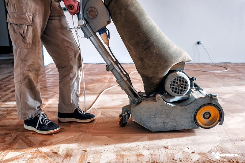 Rénovation d'un parquet massif - Utilisation d'une ponceuse rectifieuse à bande - Artisan peintre décorateur Moret